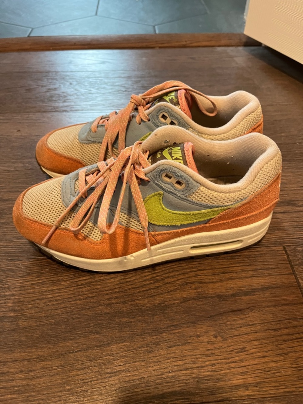 Nike Kids Low-Top Sneakers in Peach, Green and Gray sz 4